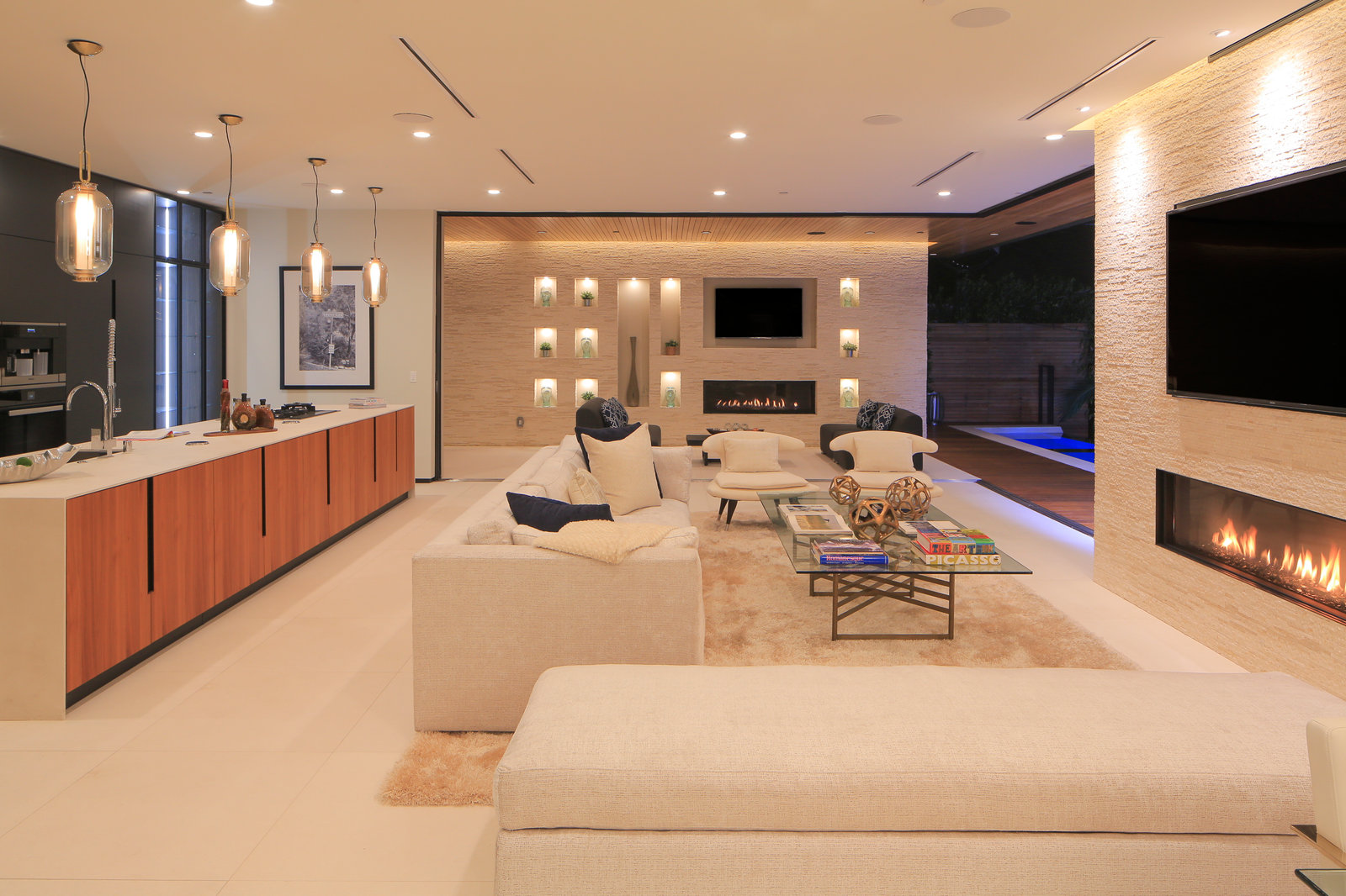 HollywoodLand — Kitchen and living room