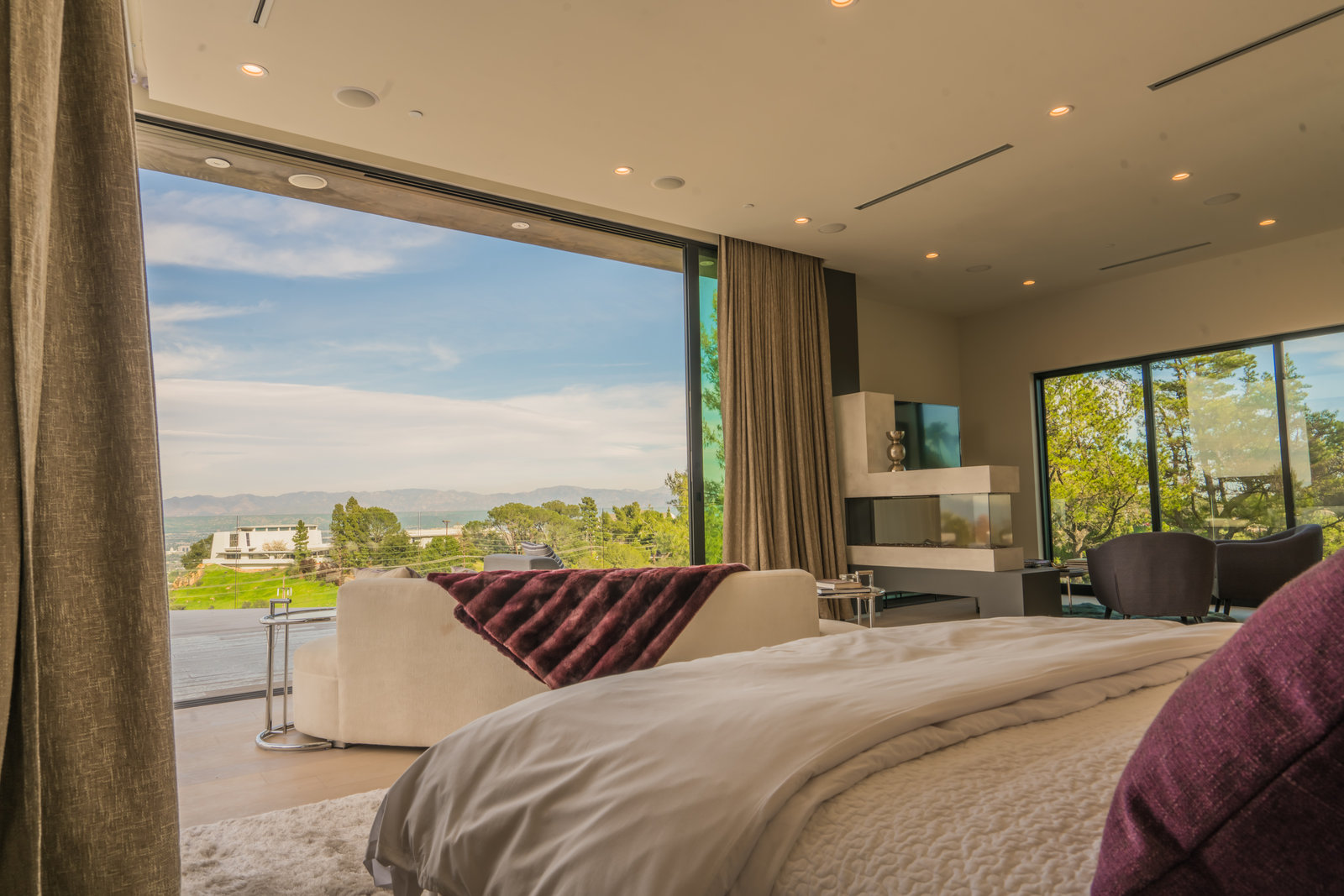 Villa Escondite — Bedroom overlooking the hills