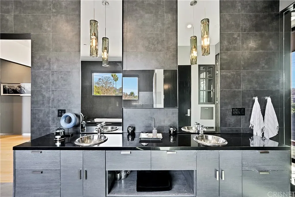 Villa Laurel — Double vanity and mirrors