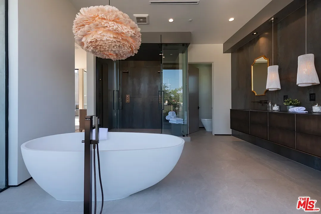 La Dulce Vida — Bathtub and pendant lighting