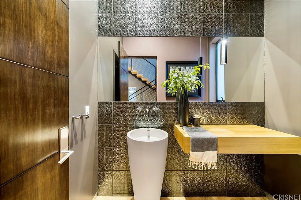 Villa Laurel — Powder room