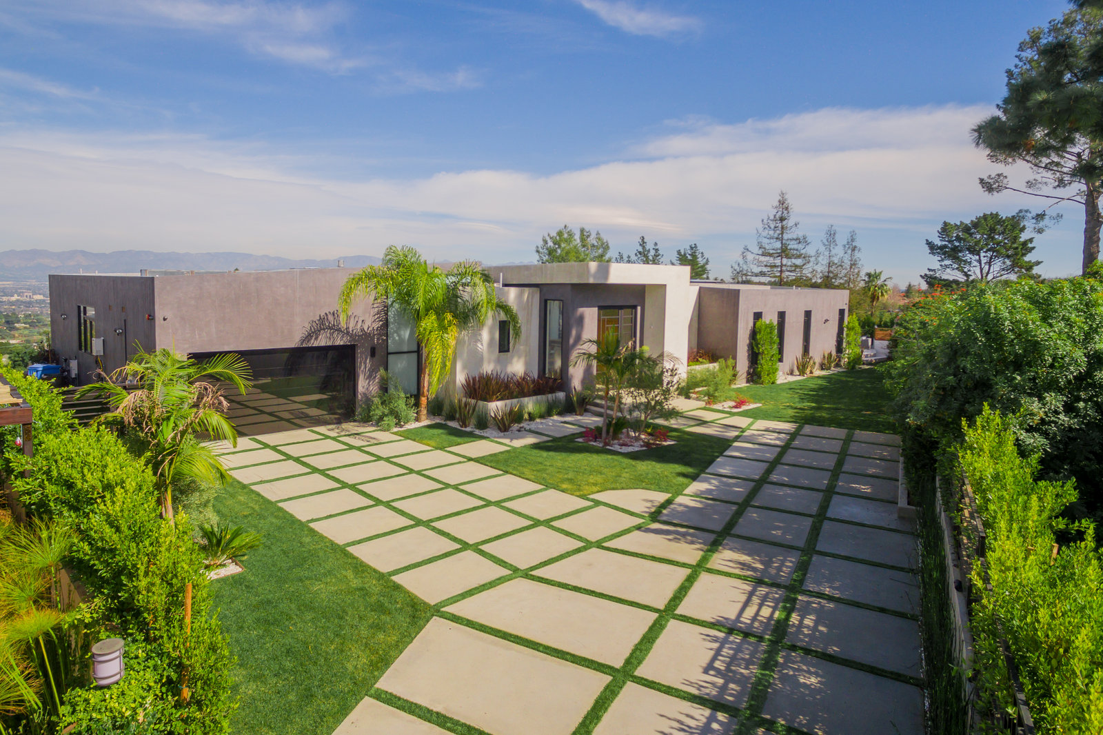 Villa Escondite — Gated driveway and landscaped grounds