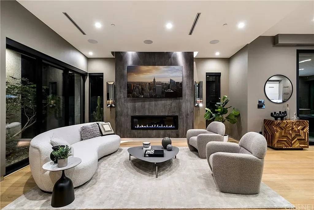 Villa Laurel — Living room and fireplace
