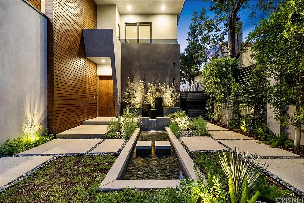 Villa Laurel — Entrance walkway and water feature