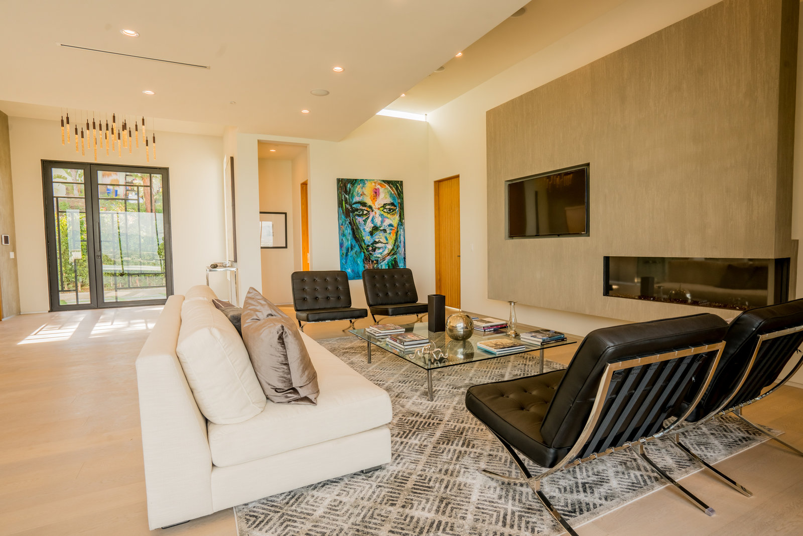 Villa Escondite — Living room and fireplace