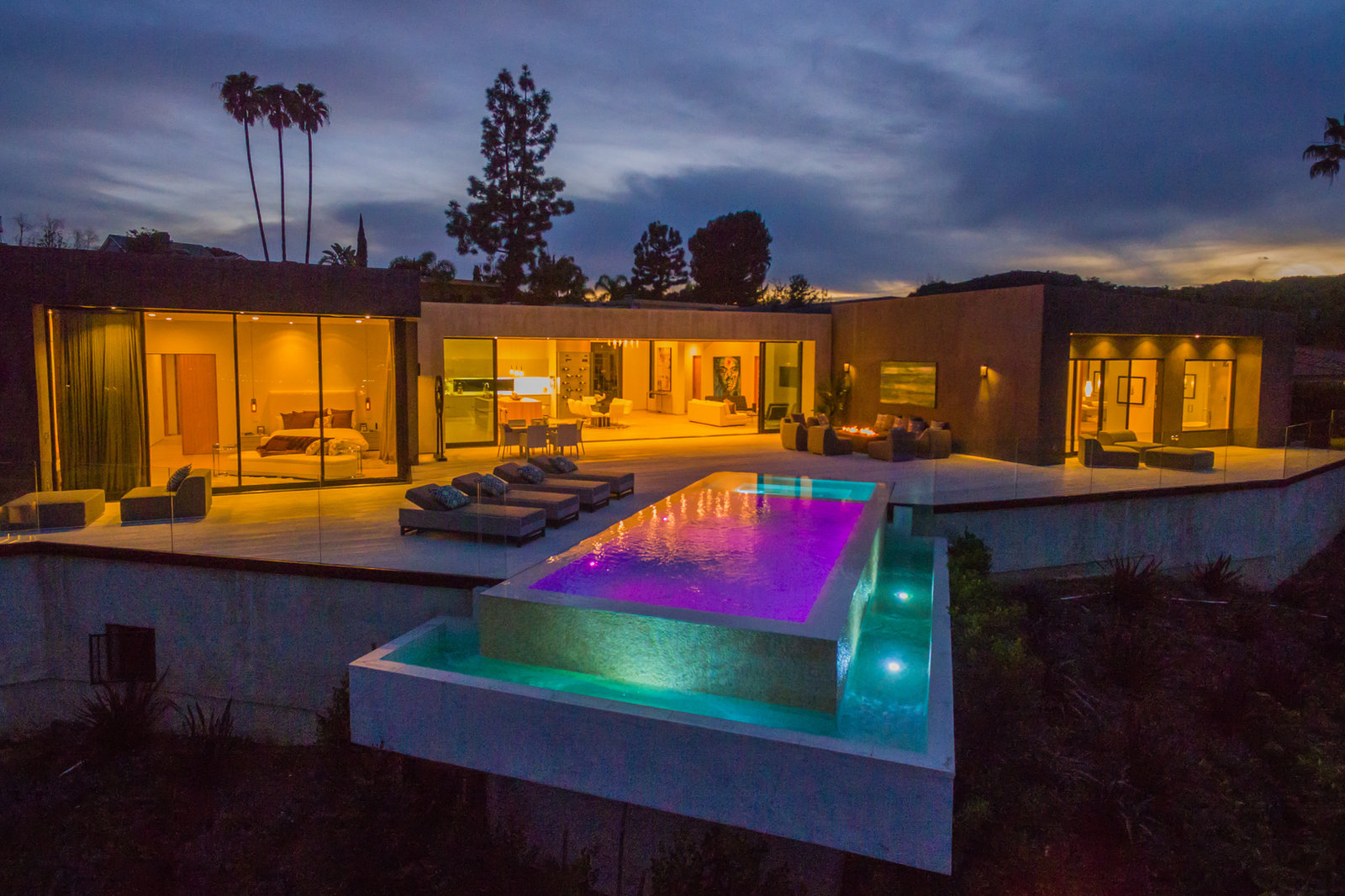 Villa Escondite infinity pool and residence at dusk