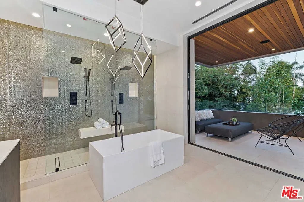 Casa Alegra — Freestanding bath and private terrace