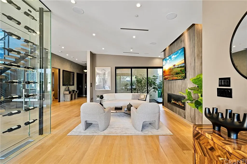 Villa Laurel — Living room and wine display