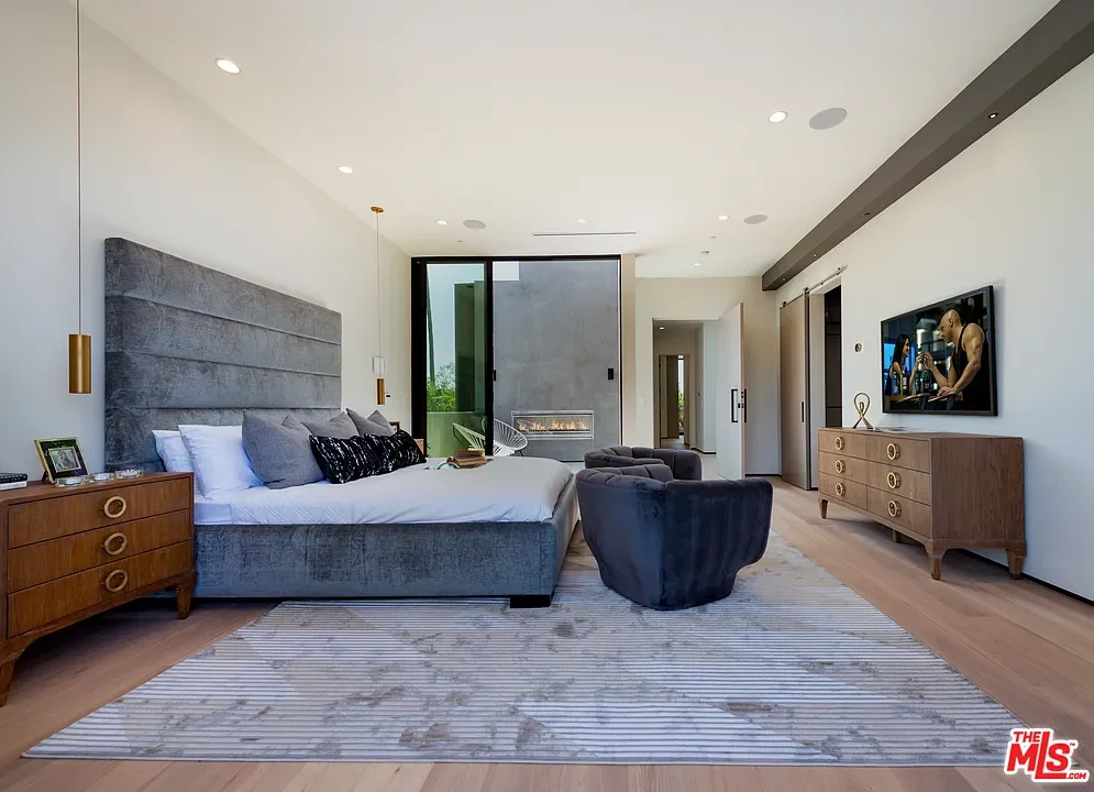 La Dulce Vida — Bedroom and balcony