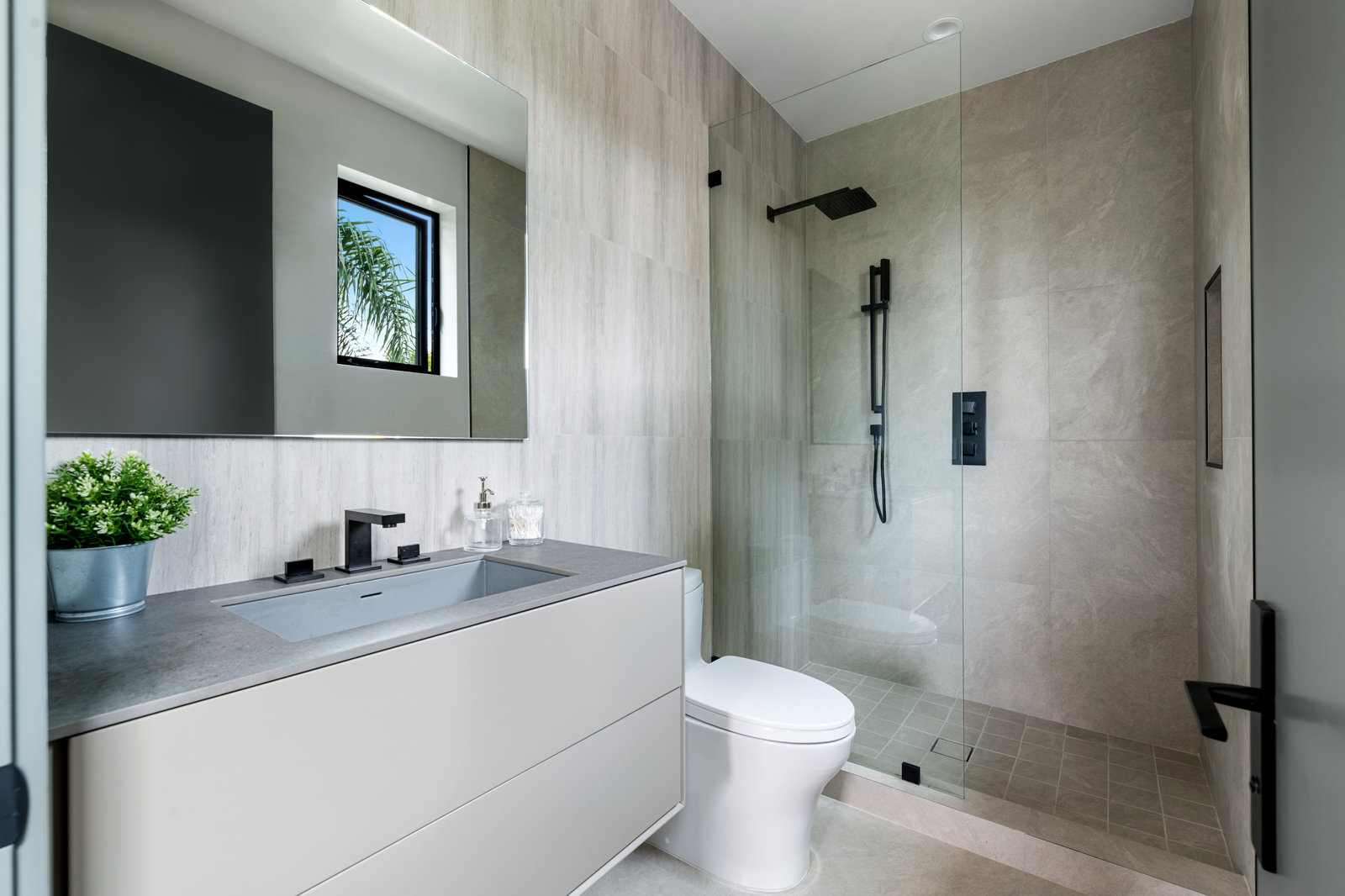 Casa De Flor — En-suite bathroom