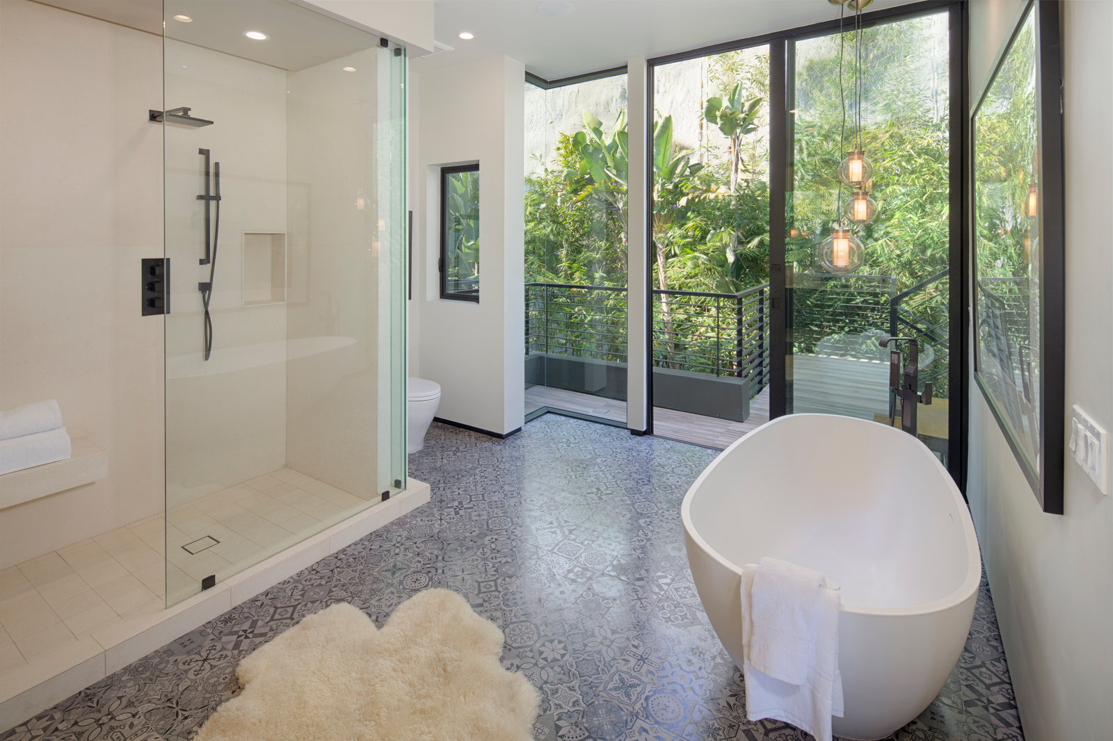 HollywoodLand — Freestanding bath and garden outlook
