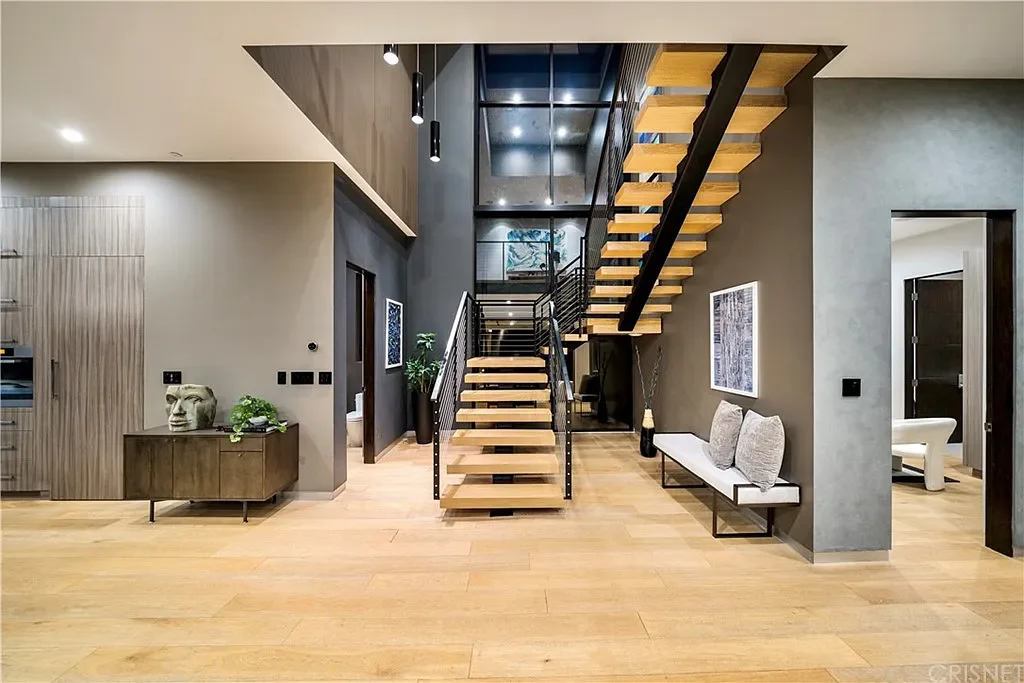 Villa Laurel — Floating staircase and entrance hall