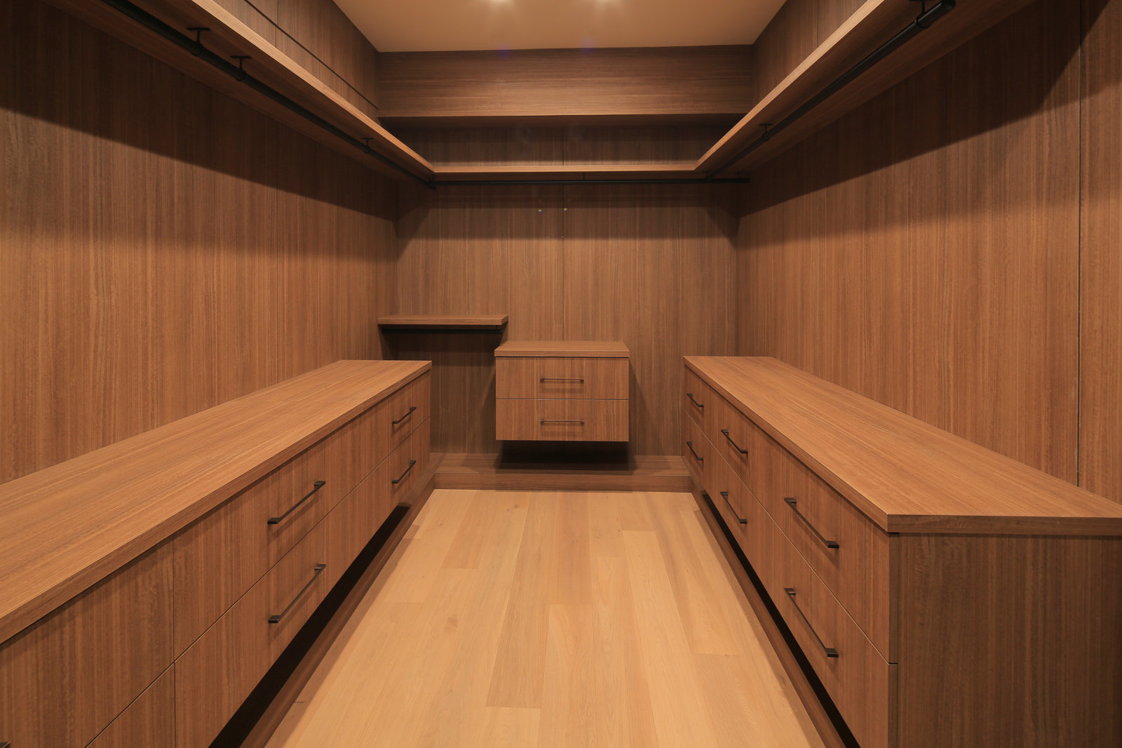HollywoodLand — Fitted wardrobe