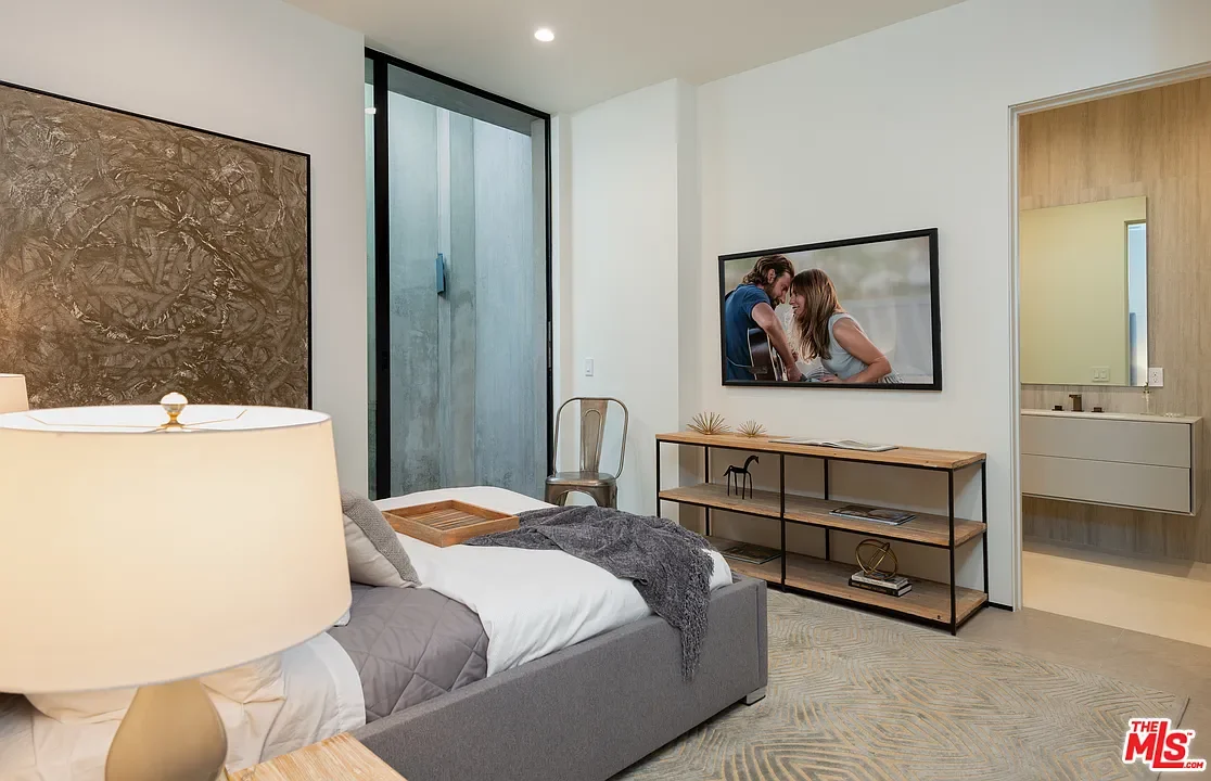 La Dulce Vida — Bedroom and sitting area