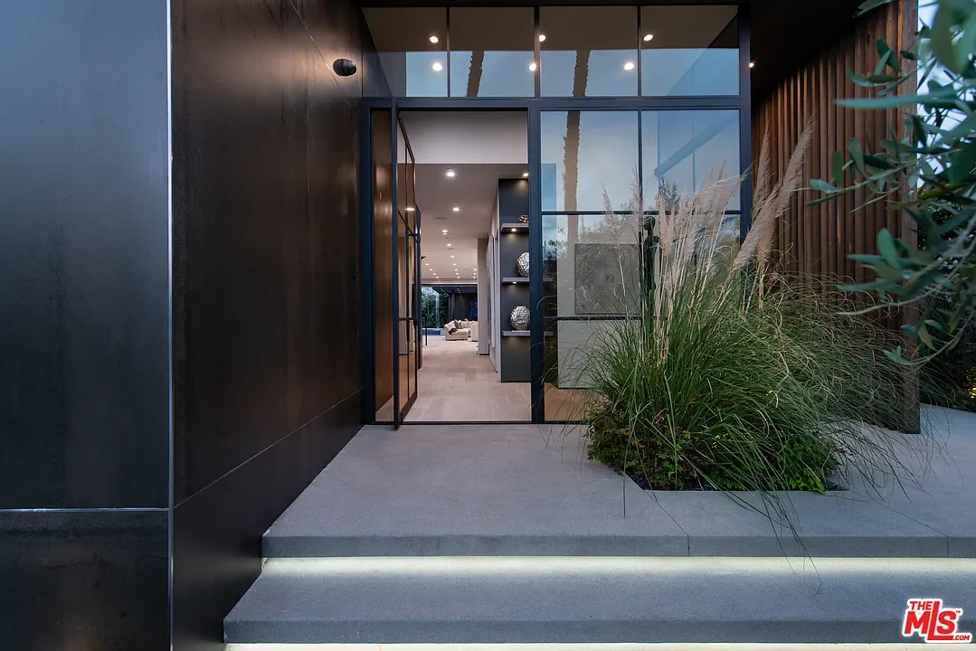 La Dulce Vida — Glass entry door