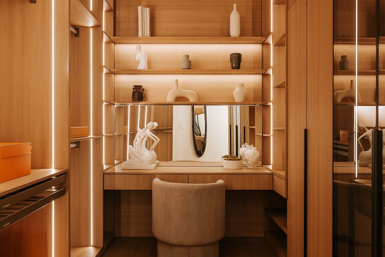 Casa Serena — Dressing room and illuminated cabinetry